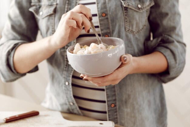 Young woman prepares breakfast