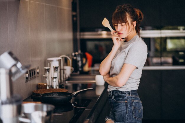 아침에 부엌에서 아침 식사를 준비하는 젊은 여자