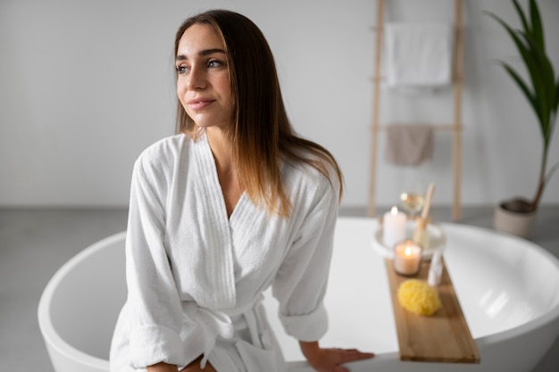 Giovane donna che si prepara per l'ora del bagno