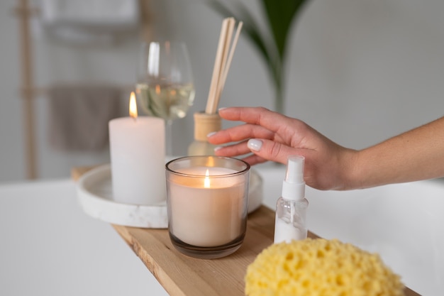 Foto gratuita giovane donna che si prepara per l'ora del bagno