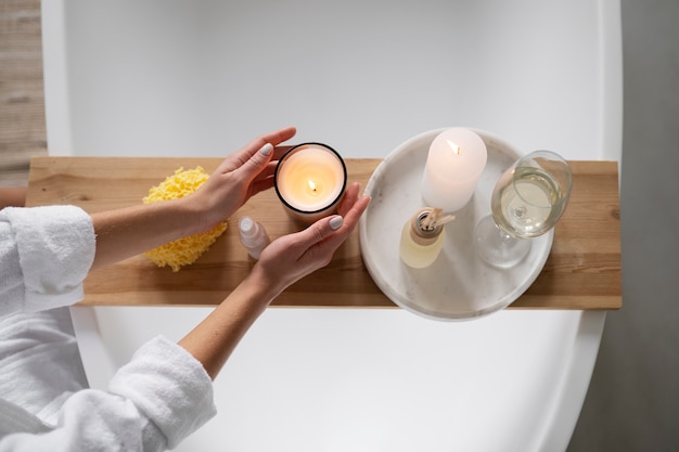 Foto gratuita giovane donna che si prepara per l'ora del bagno