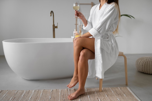 Foto gratuita giovane donna che si prepara per l'ora del bagno