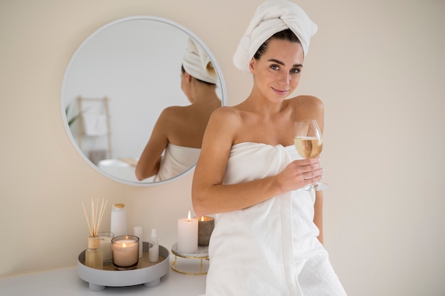 Foto gratuita giovane donna che si prepara per l'ora del bagno