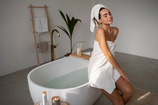 Foto gratuita giovane donna che si prepara per l'ora del bagno