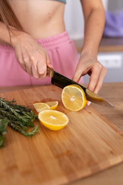 Giovane donna che prepara la sua dieta nutrizionale