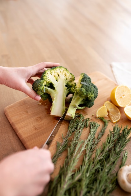 Giovane donna che prepara la sua dieta nutrizionale