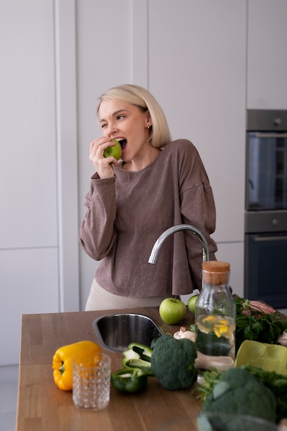 Foto gratuita giovane donna che prepara la sua dieta nutrizionale