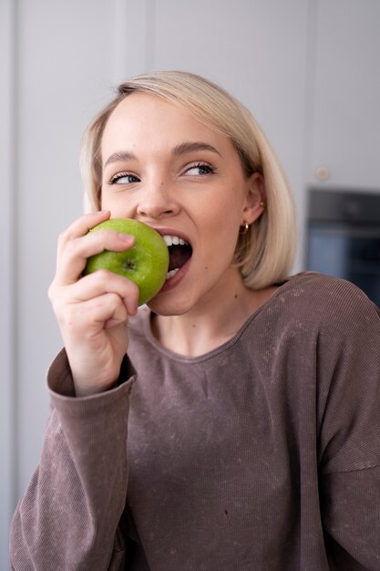 彼女の栄養ダイエットを準備している若い女性