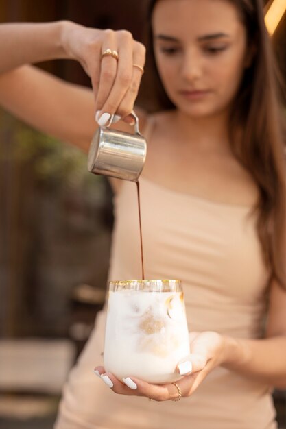 アイスコーヒーを準備する若い女性
