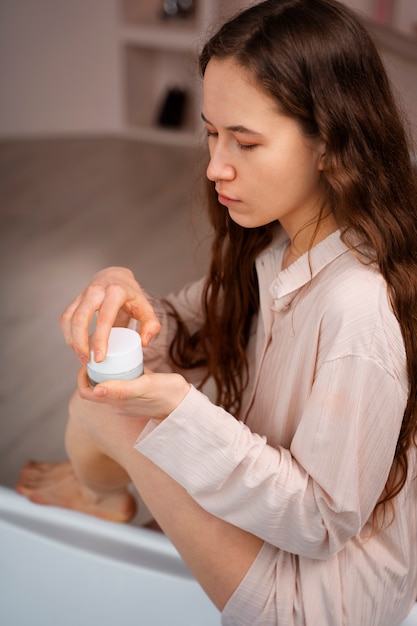 Free photo young woman preparing for shaving her body