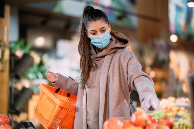 保護マスクの若い女性が購入します