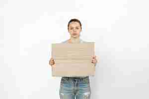 Бесплатное фото Молодая женщина протестует с пустой доски
