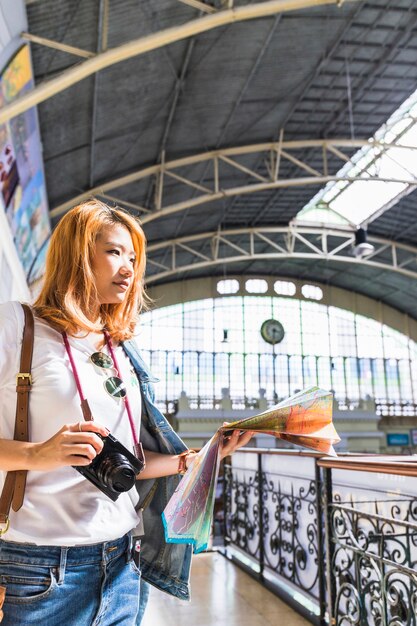 鉄道駅の若い女性