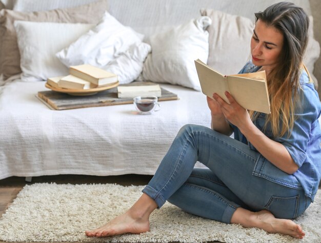 아늑한 방에서 책을 읽는 젊은 여자