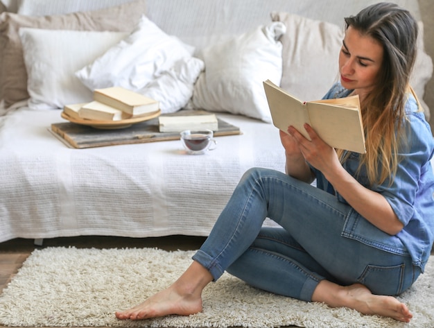 居心地の良い部屋で本を読んでいる若い女性