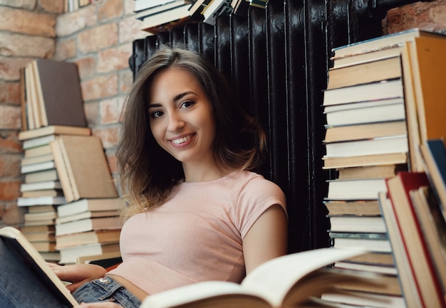 家で本を読む若い女性