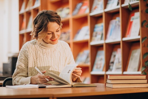 図書館で読書する若い女性