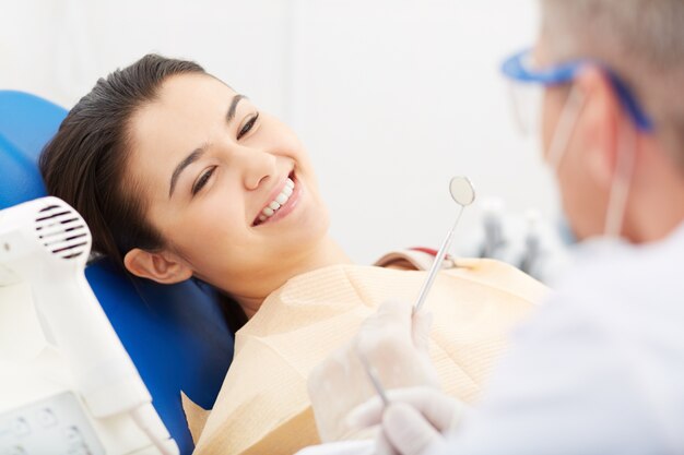 Молодая женщина получает стоматологический осмотр