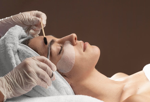 Free photo young woman relaxing at a beauty salon