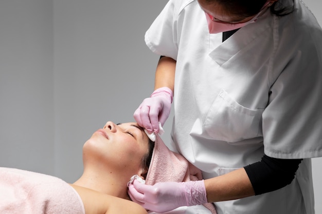 Free photo young woman relaxing at a beauty salon