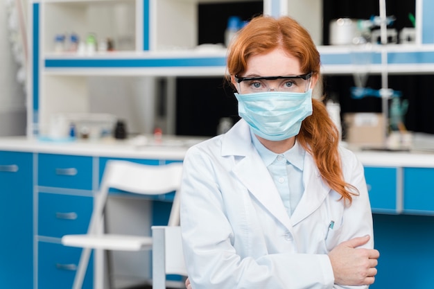 Foto gratuita ricercatore di giovane donna che indossa una maschera