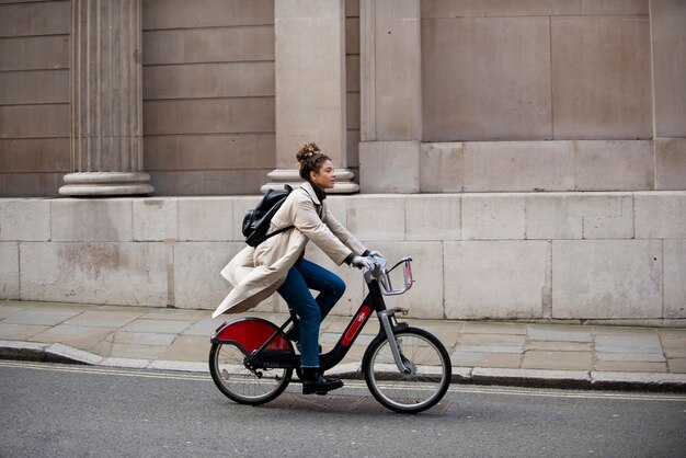 Молодая женщина на велосипеде по городу