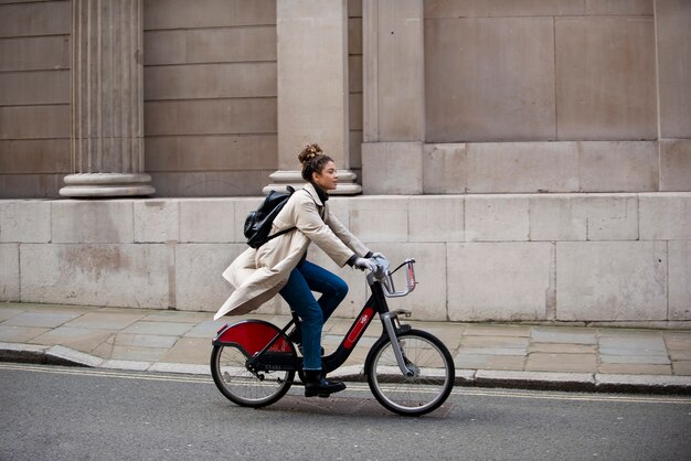 街で自転車に乗る若い女性