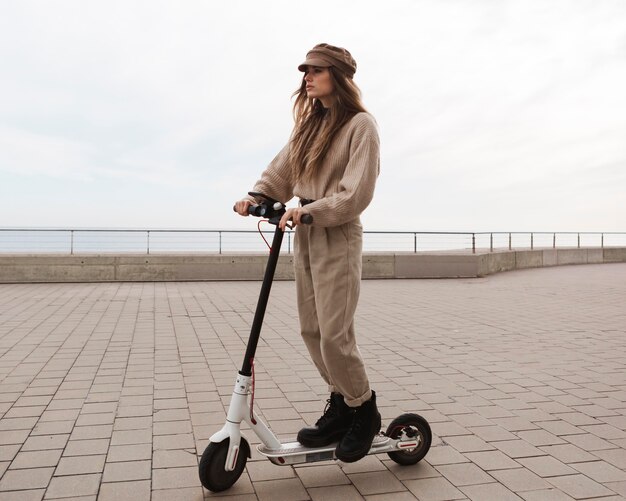 電動スクーターに乗る若い女性