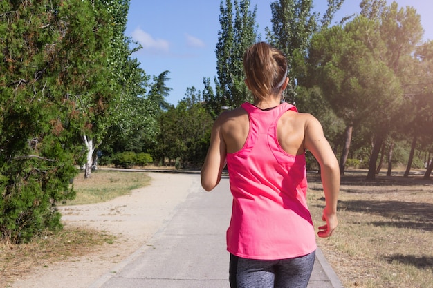 화창한 날 공원을 달리는 젊은 여성 건강한 라이프 스타일
