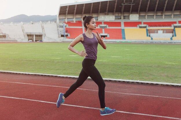 若い女性のランニング