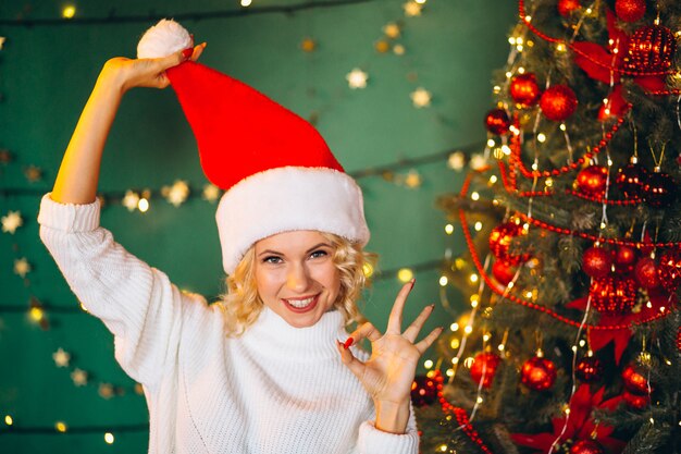 크리스마스에 산타 모자에있는 젊은 여자