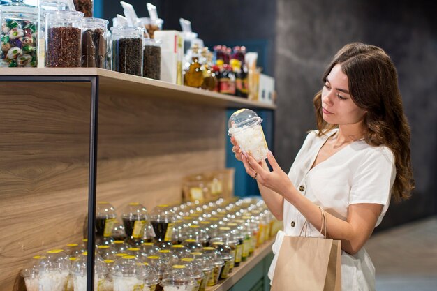 若い女性のバイオ製品のショッピング