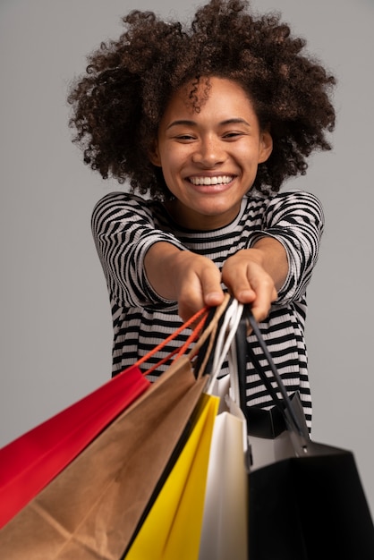 Foto gratuita giovane donna che fa shopping per i vestiti