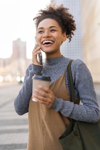 Foto gratuita giovane donna che fa shopping per i vestiti