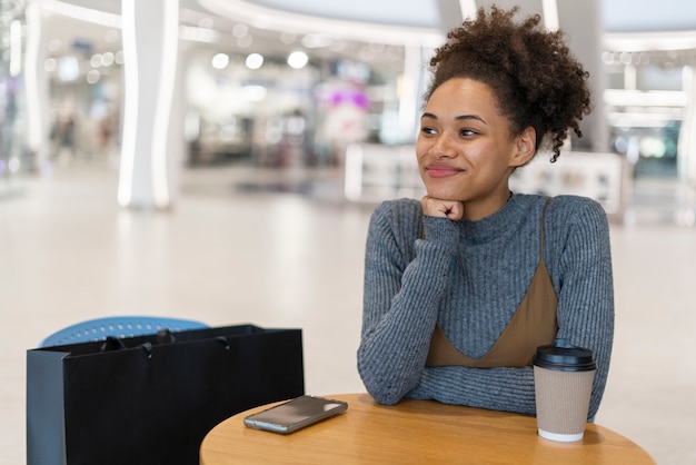 Foto gratuita giovane donna che fa shopping per i vestiti