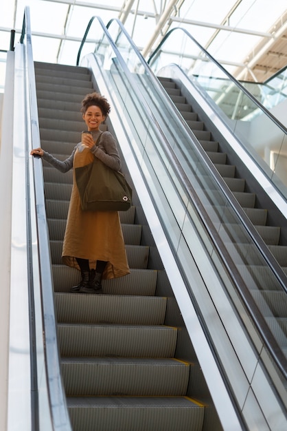 Foto gratuita giovane donna che fa shopping per i vestiti