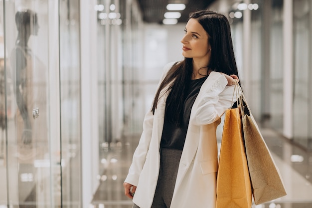 Free photo young woman shopping at shopping mall