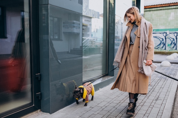 若い女性が彼女の犬と一緒に買い物フレンチブルドッグ