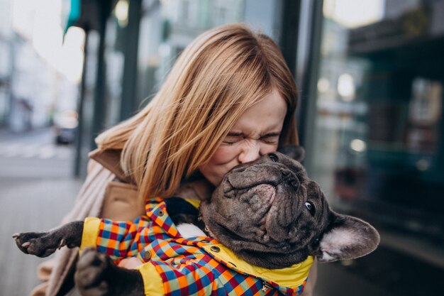 Молодая женщина, шоппинг с ее собакой французский бульдог