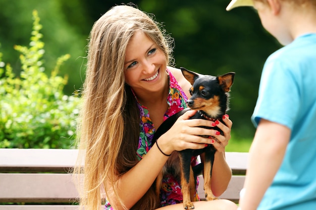 Бесплатное фото Молодая женщина, показывая ее собачка