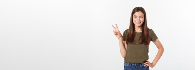 白で 2 本の指の肯定的なまたは平和のジェスチャーを示す若い女性