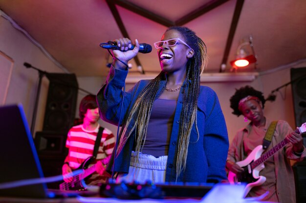 地元のイベントで歌う若い女性