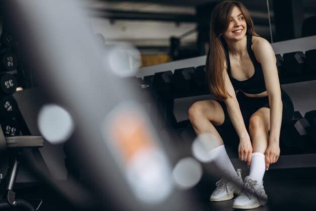 체육관에 앉아 있는 젊은 여성