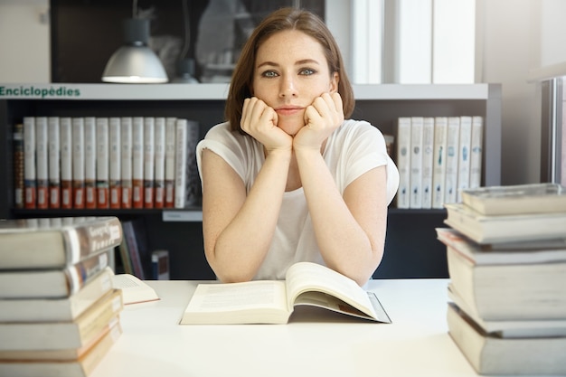 図書館に座っている若い女性