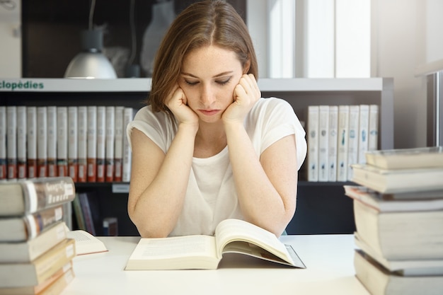 図書館に座っている若い女性