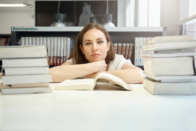 図書館に座っている若い女性