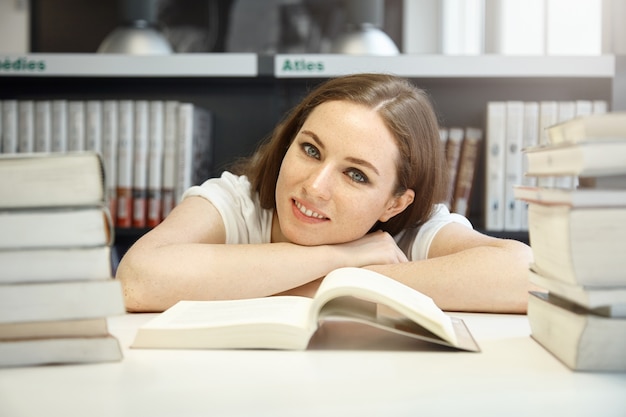 図書館に座っている若い女性