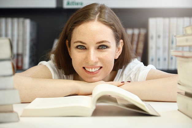 図書館に座っている若い女性