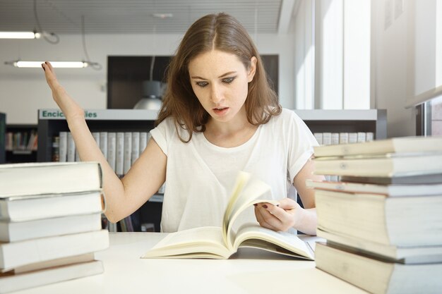 図書館に座っている若い女性