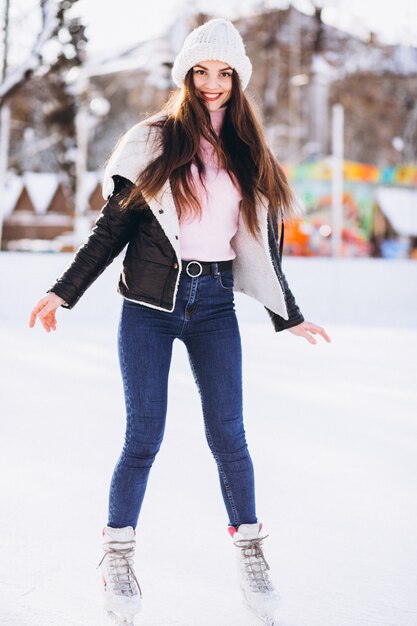도심에서 스케이트장에서 스케이트를 타는 젊은 여자
